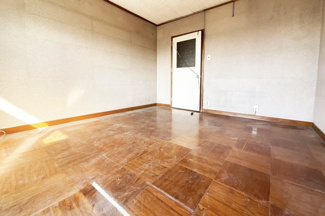 【洋室】 | 一言寺団地Ａ1棟 | 各居室からバルコニーへ出る事ができます。南側に高い建物がないので風通しも良好です！