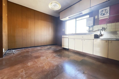 【その他】 | 一言寺団地Ａ1棟 | こちらの《キッチン》には窓があり、風通し良く食事の準備ができますね♪空気の入替えにも助かります！