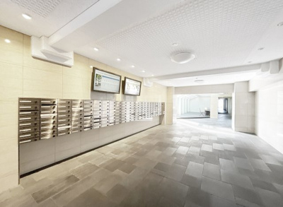 【エントランス】 | ルミエール西京極 | 清潔感のある広々エントランスには《電子掲示板》がありマンション内の情報をお知らせしてくれます。