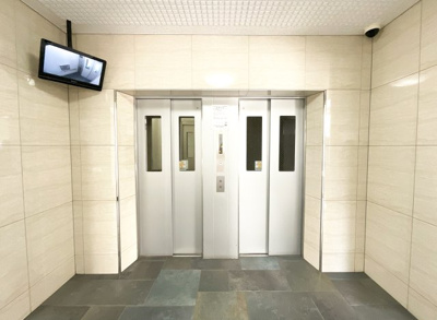 【エントランス】 | ルミエール西京極 | 【エレベーター】こちらのマンションには、2基のエレベーターが完備されています。