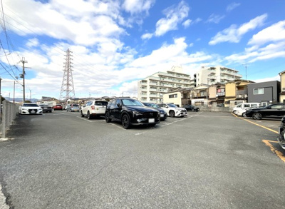 【駐車場】 | ルミエール西京極 | 【月極駐車場】マンション駐車場のすぐ横にも月極駐車場がありますので、お車をお持ちの方でも安心してお引越しして頂けます。