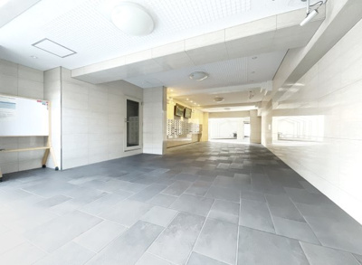 【エントランス】 | ルミエール西京極 | 【エントランス】こちらのエントランスではドラマの撮影がされました《科捜研の女》《探偵由利麟太郎》