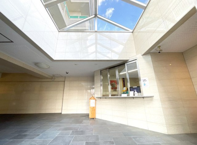 【エントランス】 | ルミエール西京極 | 【天窓】エントランス入口にはお洒落な天窓があります。とても気さくな管理人さんですので何でも聞けます。