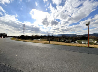 【周辺】 | ルミエール西京極 | 【桂川付近】マンション駐車場のすぐ近くには、ウォーキングなどが楽しめる桂川があります。