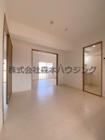 【居間・リビング】 | 　ロイヤルハイツ三喜 | ゆったりとした居間です