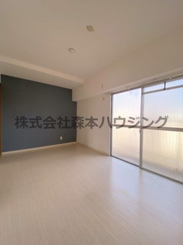 【洋室】 | 　ロイヤルハイツ三喜 | 落ち着いた色調の洋室です