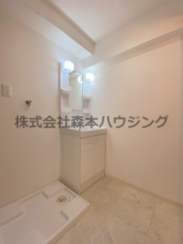 【洗面所】 | 　ロイヤルハイツ三喜 | 明るい洗面所です