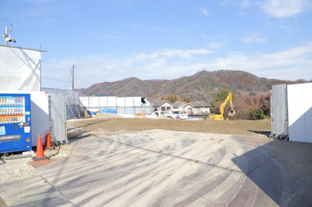 【外観】 | 家を建てる場合、方位は要チェックです。現実的に日当たりのよい家ならばリビングは南側、建築基準法でも北側に当たる家への配慮は求められています。土地を見学に行く際は、方位磁針を持って行くようにしましょう。