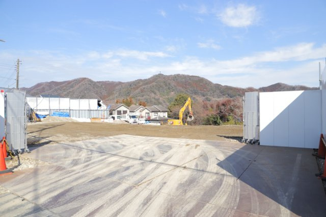 【外観】 | 土地の前の道路に消火栓が設置されていることがあります。この場合、道路交通法第45条第1項により、駐車禁止の場所が指定されています。そのため、車庫などの駐車スペースをつくることができない場合があります。