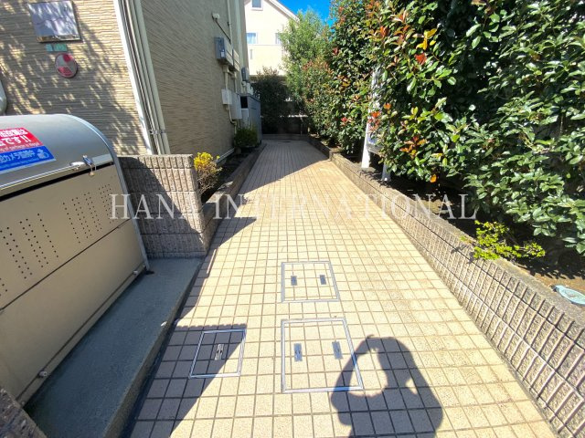 レオパレスメイプルコートⅠ号館のエントランス