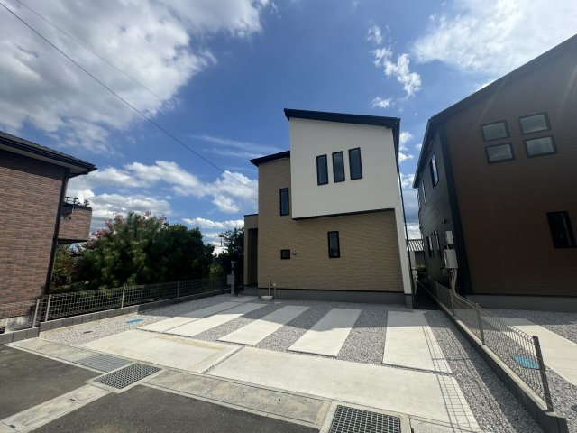 新築　高崎市石原町2期　GRAFARE　3号棟の駐車場|現地写真　駐車スペースは並列3台分可能です！				
