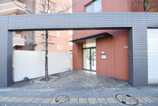 【エントランス】 | オートロックを備えた、マンションのエントランス。やはりセキュリティの観点は欠かすことができません。皆様を“安全”に送り出し、出迎えてくれます。～即日のご見学可能～　お問合せはお気軽にどうぞ。