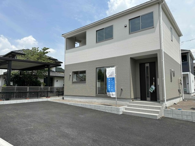 玉村町板井第4（全2棟）2号棟の外観|ナチュラルで飽きの来ないデザインは流行に左右されない家の形です。外構も綺麗に仕上がっています(^▽^)/
