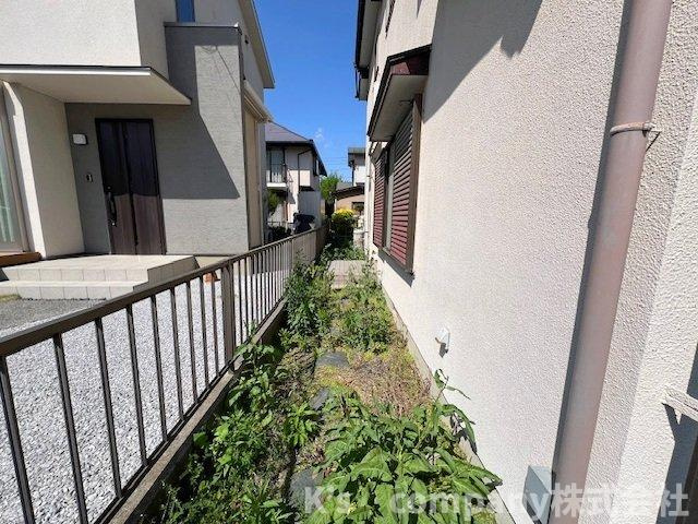 ◎高座郡寒川町岡田8丁目　中古戸建の庭|駐車スペースから玄関へ☆
