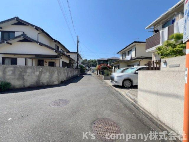 ◎高座郡寒川町岡田8丁目　中古戸建の前面道路含む現地写真|前面道路は交通量が少なく静かな印象です◇