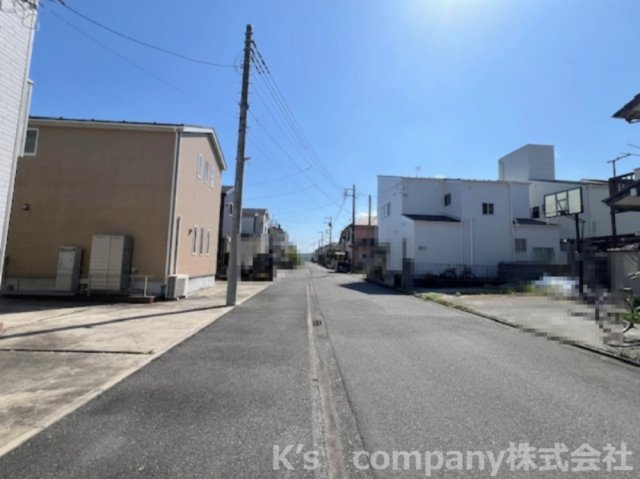 ◎高座郡寒川町岡田8丁目　中古戸建の前面道路含む現地写真|前面道路は交通量が少なく静かな印象です◇
