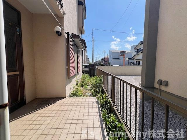 ◎高座郡寒川町岡田8丁目　中古戸建の玄関|玄関から駐車スペースへ☆
