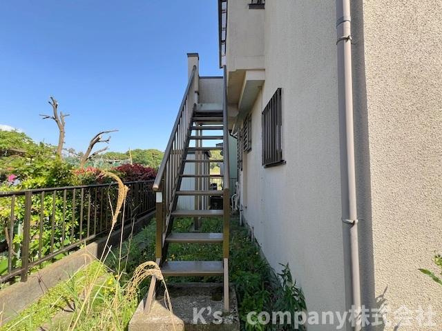 ◎高座郡寒川町岡田8丁目　中古戸建のその他|建物の裏手には2世帯住宅としてもお使いいただける、2階玄関へとつながる階段があります◇