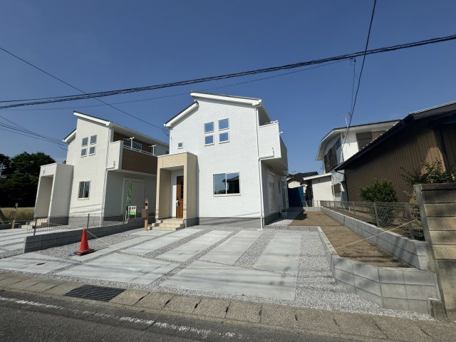 新築　高崎市三ツ寺町　GRAFARE　2号棟の駐車場|現地写真　駐車スペースは建物西側に並列2台分可能です！				
