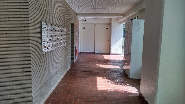 箕面市半町３丁目の賃貸マンションのエントランス