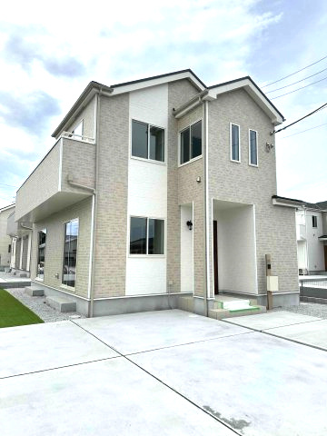 玉村町上之手3期（全10棟）G号棟の外観|隣地との距離も保ちながらも綺麗な街並みに溶け込みました！
駐車スペースやお庭も十分に確保しています！