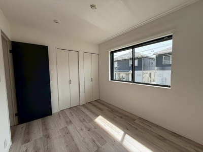 【洋室】 | ビューテラス白鳥 | 1階・南西向き洋室6帖☆洋室なのでお掃除もカンタンです！階段下収納とクローゼットを完備しています◎