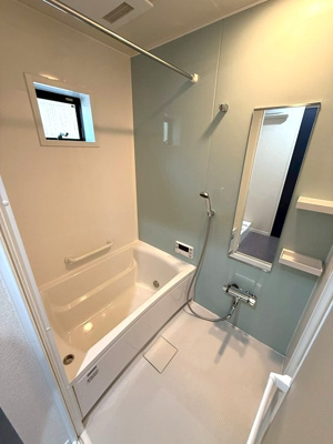 【洗面所】 | ビューテラス白鳥 | 洗髪洗面化粧台で忙しい朝にも寝癖の付いた頭にも優しい☆お化粧するときにも大活躍です♪洗面所にも換気のできる小窓があります♪