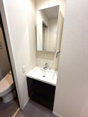 【トイレ】 | ビューテラス白鳥 | トイレは温水洗浄便座付き♪人気のバストイレ別です♪小物を置ける便利な棚やタオルハンガーも付いています♪2階・3階両方にトイレがあるのがうれしいですよね♪