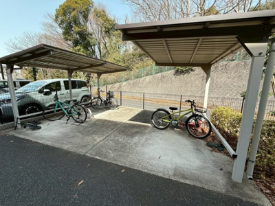 【その他共用部分】 | ビューテラス白鳥 | 屋根付きの駐輪場で雨が降っても大切な自転車が濡れなくてすみますね♪荷物が重いときに自転車があれば助かりますね！