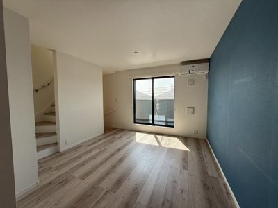 【居間・リビング】 | ビューテラス白鳥 | 2階・南西向きリビングダイニングキッチン10.9帖☆バルコニーに繋がる二面採光のお部屋です♪エアコン付きで1年中快適に過ごせますね☆