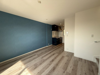 【居間・リビング】 | ビューテラス白鳥 | 2階・南西向きリビングダイニングキッチン10.9帖☆バルコニー側からの眺めです♪椅子とテーブルを囲んで家族団欒の時間を過ごせます♪