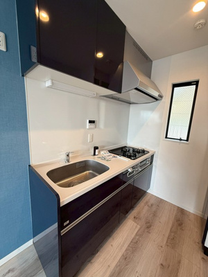 【キッチン】 | ビューテラス白鳥 | 3口ガスコンロ/グリル付きシステムキッチンです☆窓があるので換気もOK♪場所を取るお鍋やお皿もすっきり収納できます♪