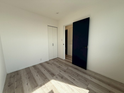 【子供部屋】 | ビューテラス白鳥 | 3階・南西向き洋室5帖☆クローゼットがあります♪お洋服がスッキリ収納できて、整理しやすくなりますね☆