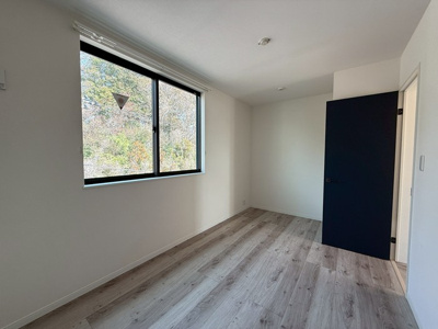 【洋室】 | ビューテラス白鳥 | 3階・洋室6.3帖☆階段を上がって右奥にあるお部屋です♪ベッドを置いて寝室にするのもオススメです☆