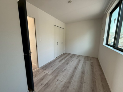 【寝室】 | ビューテラス白鳥 | 3階・洋室6.3帖☆こちらのお部屋にもクローゼットがあります♪お洋服の多い方もお部屋が片付いて快適に過ごせますね！