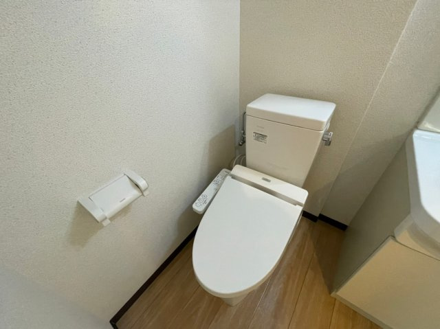 M’プラザ小阪駅前のトイレ|落ち着いた色調のトイレです