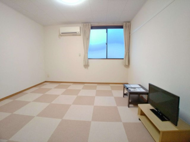 レオパレス外環富田林Ⅲの居間・リビング|ワイドな窓にて明るいお部屋
