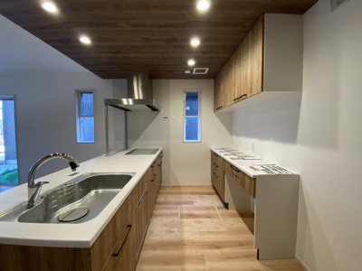 【キッチン】 | 行田市深水町Ⅱ　戸建住宅 | ≪2号棟≫食洗機や備え付け食器棚など設備充実なキッチンです。
現地(2024年1月撮影)