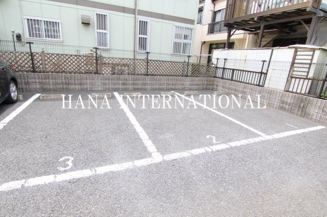 レオパレス宮久保の駐車場