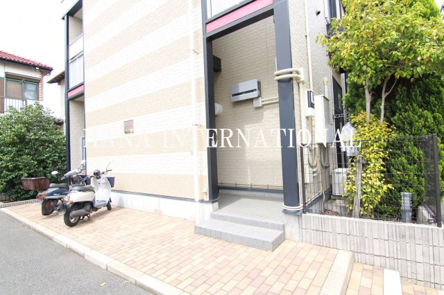 レオパレス宮久保のエントランス