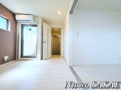 【居間・リビング】 | ハーモニーテラス高道町Ⅵ | こちらの居間で趣味の時間をお楽しみください