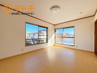 【寝室】 | 沼津市日の出町　中古建て　全1棟 | 各居室に収納がついているので、部屋の中をすっきり見せることができますね！