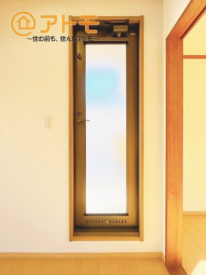 【内装】 | 沼津市日の出町　中古建て　全1棟 | 勝手口があると、ドアのガラスの部分から太陽の自然な光を取り込み、部屋を明るくすることができます♪