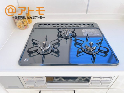 【設備】 | 沼津市日の出町　中古建て　全1棟 | ３口コンロは使い勝手がよくお料理も楽しくなりそうです♪