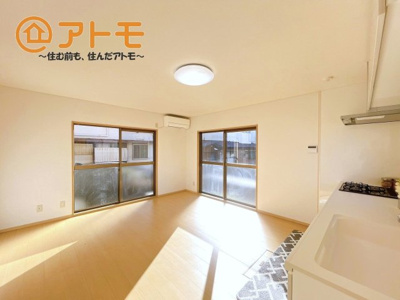 【居間・リビング】 | 沼津市日の出町　中古建て　全1棟 | 広々と開放的なLDKは、家族が自然と集まる広さ♪お子様のリビング学習にもピッタリ♪