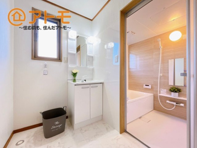 【独立洗面台】 | 沼津市日の出町　中古建て　全1棟 | 洗面所って朝に混み合いませんか？広々とした脱衣所、３面鏡の独立洗面台で朝の時間を少しお手伝い♪