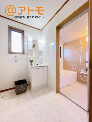 【独立洗面台】 | 沼津市日の出町　中古建て　全1棟 | 収納豊富な３面鏡の洗面化粧台は使い勝手良好♪