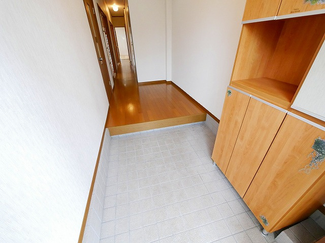 南袋町戸建の玄関|収納もある広々とした玄関です