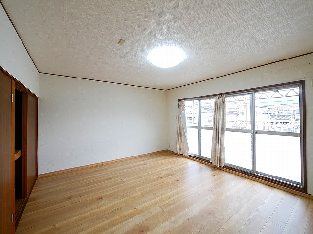 南袋町戸建の寝室|広くて明るい寝室