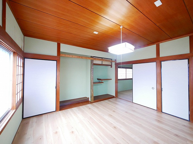 南袋町戸建の洋室|コンパクトで使いやすい洋室です